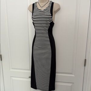 SEXY BODYCON BLACK & WHITE STRIPED DRESS - LOOKS AMAZING ON!